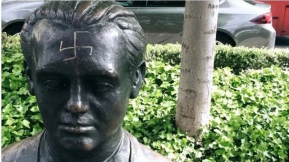 Ισπανία: Βανδάλισαν με σβάστικα την προτομή του Φεντερίκο Γκαρθία Λόρκα